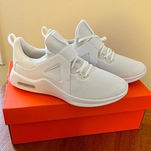 NWT Women’s Nike Bella AirMax Shoes